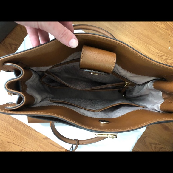 Michael Kors luxury travel tote - Picture 2 of 5